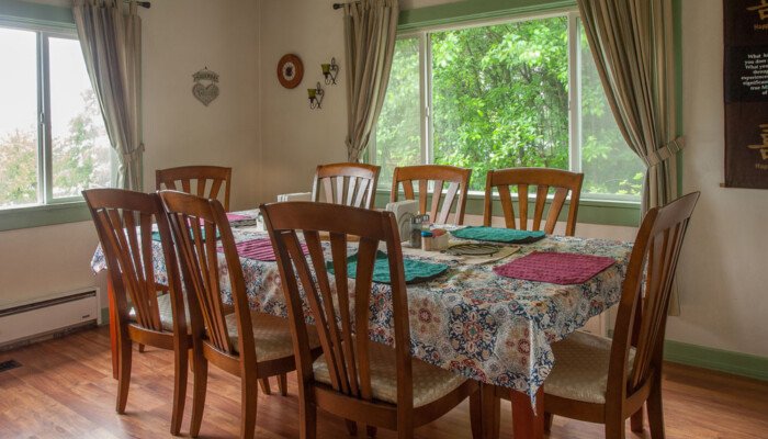 Cozy dining room with table set near window